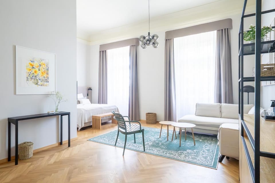 Bed, Photo of the whole room, Seating area