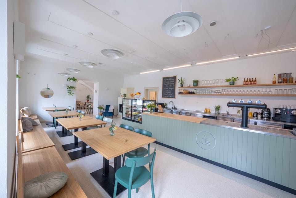 Restaurant/places to eat, Food and drinks, Seating area, Food, Drinks