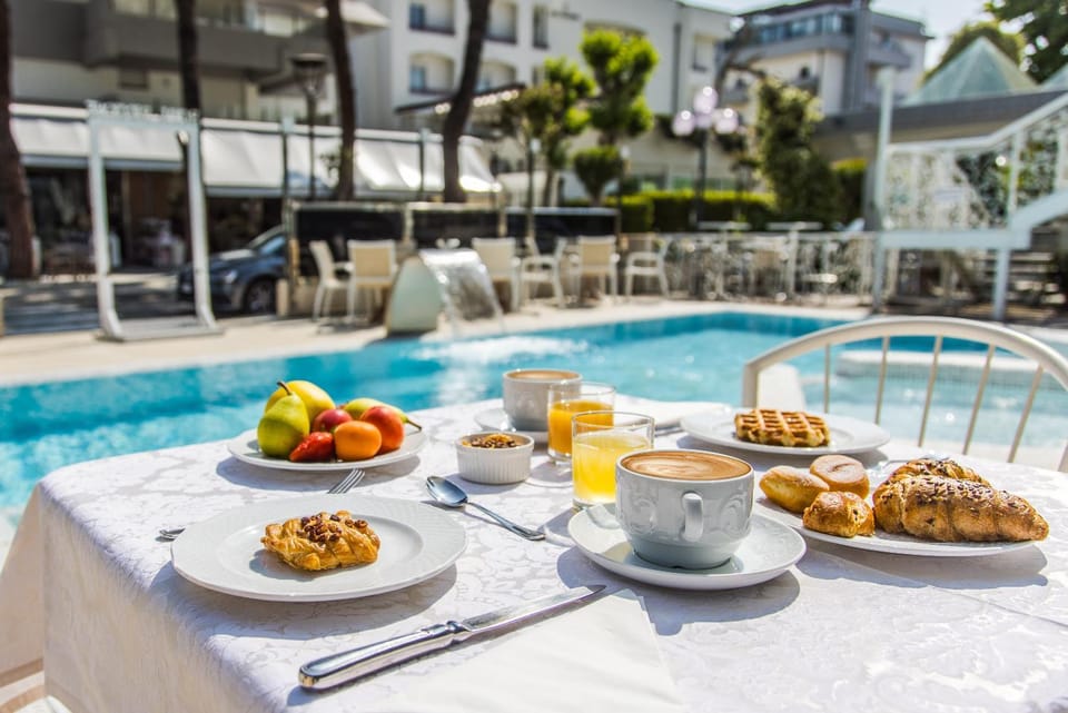 Food and drinks, Food, Pool view, Swimming pool, Swimming pool, Breakfast, Continental breakfast, Drinks