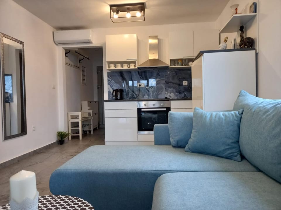 Kitchen or kitchenette, Living room, Seating area, oven, air conditioner