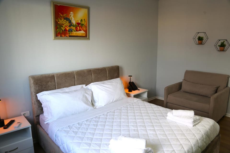 Bed, Photo of the whole room, Seating area, Bedroom, towels