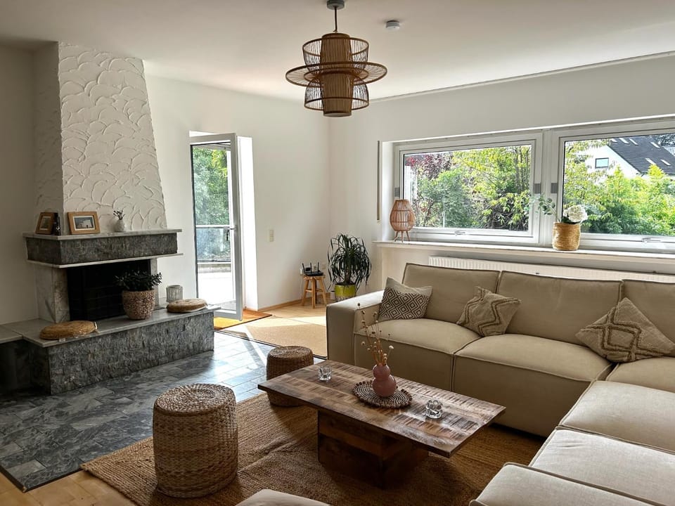 Living room, Seating area, Evening entertainment, Entertainment