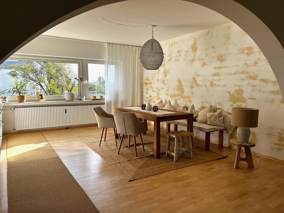 Kitchen or kitchenette, Living room, Seating area, Dining area