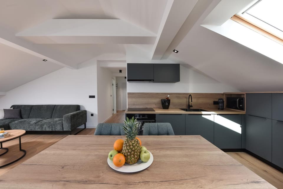 Coffee/tea facilities, Kitchen or kitchenette, Living room, Food and drinks, Seating area, Dining area, dishwasher, microwave, oven, stove, kitchen