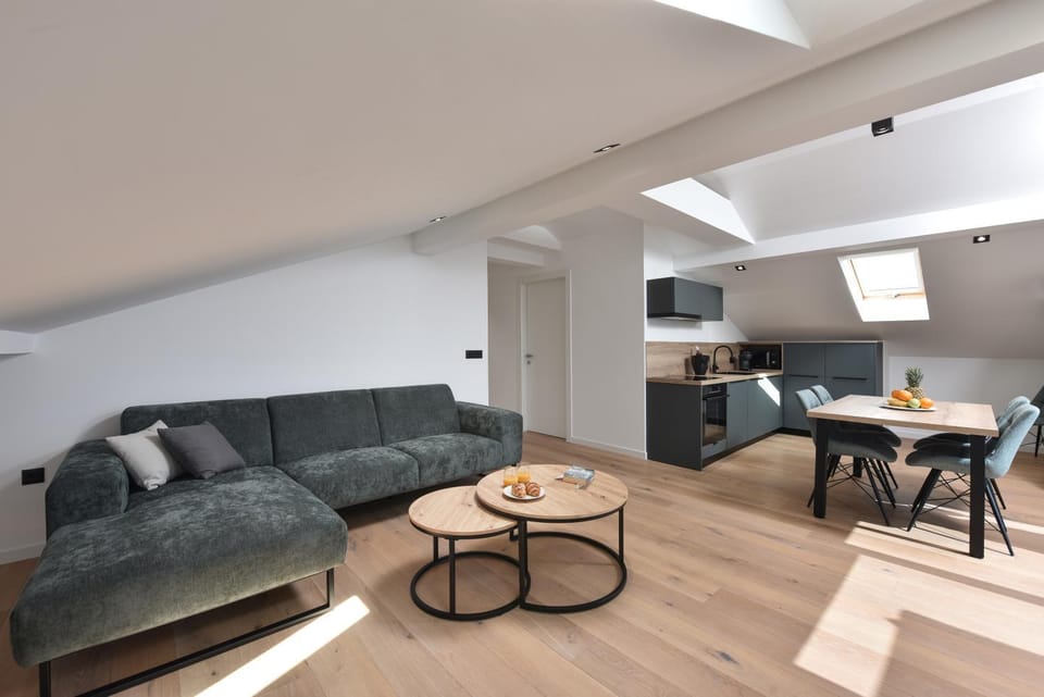 Coffee/tea facilities, Kitchen or kitchenette, Living room, Seating area, Dining area, microwave, oven, stove