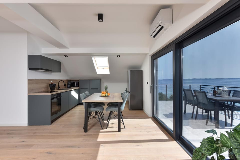 Kitchen or kitchenette, Dining area, Sea view