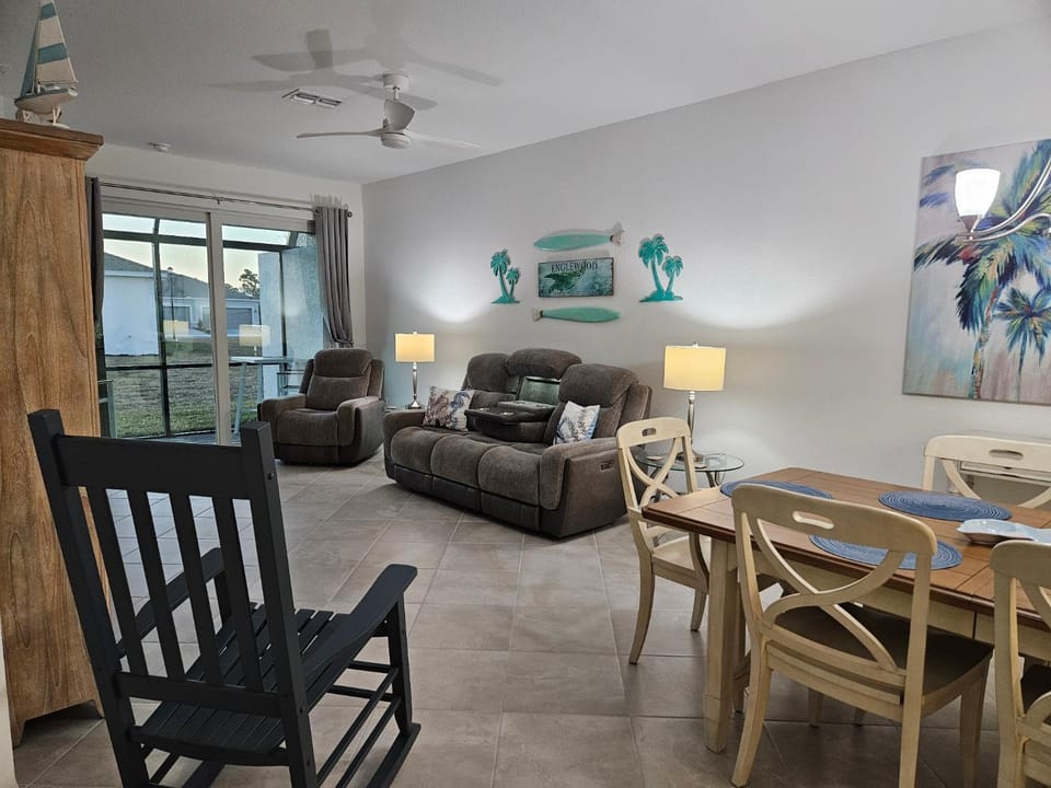 Pet friendly, Heated Pool, close to many beaches, monthly New Vacation Villa Villa in Florida