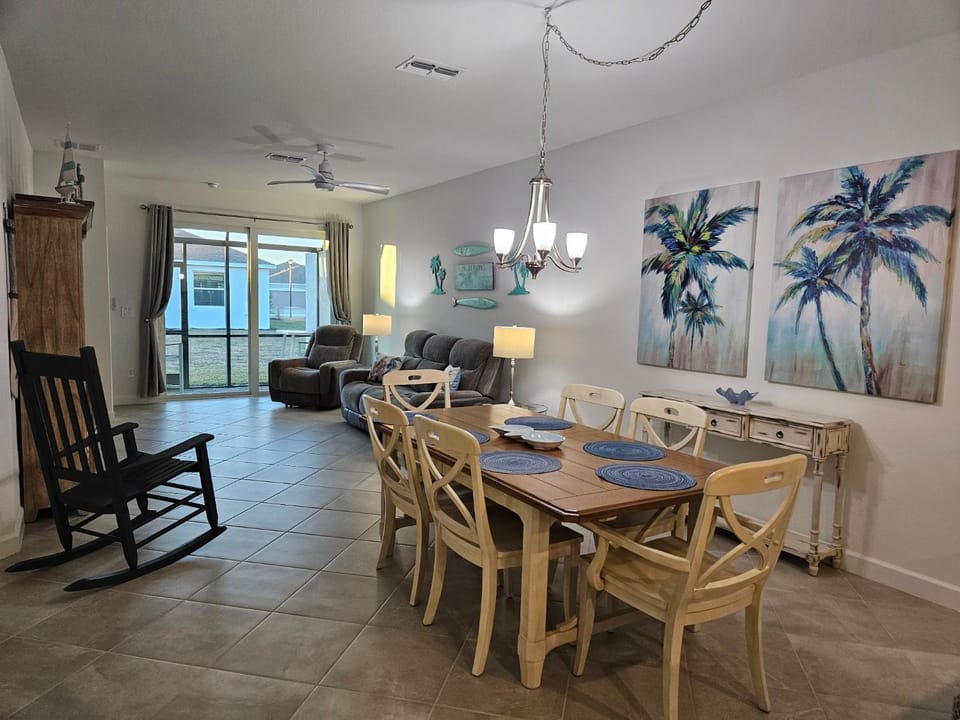 Pet friendly, Heated Pool, close to many beaches, monthly New Vacation Villa Villa in Florida