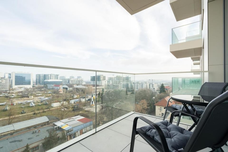 Lavender Luxury King bed Apartment, underground parking Near Promenada Bussiness Center Apartment in Bucharest