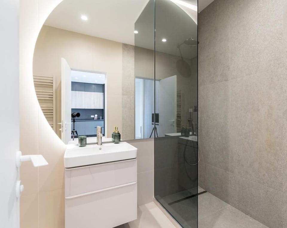 Lavender Luxury King bed Apartment, underground parking Near Promenada Bussiness Center Apartment in Bucharest