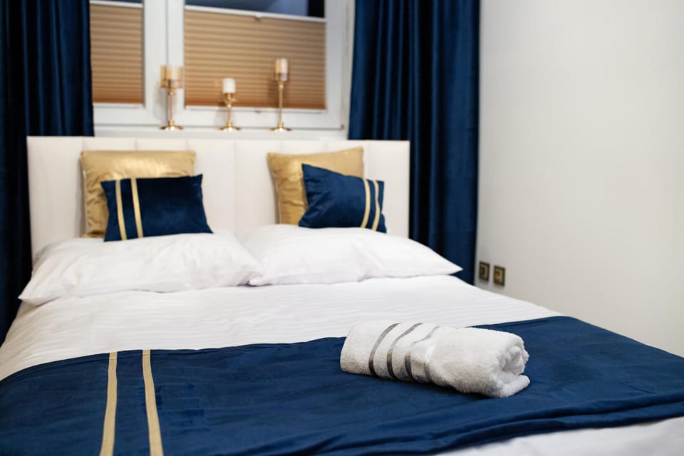 Photo of the whole room, Bedroom, towels