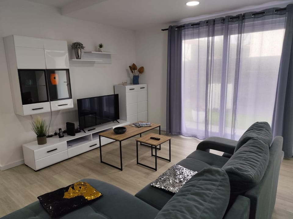 Communal lounge/ TV room, TV and multimedia, Living room