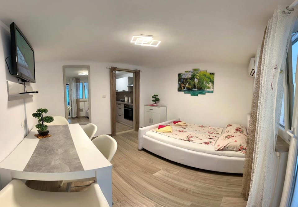 Bed, TV and multimedia, Seating area, Bedroom