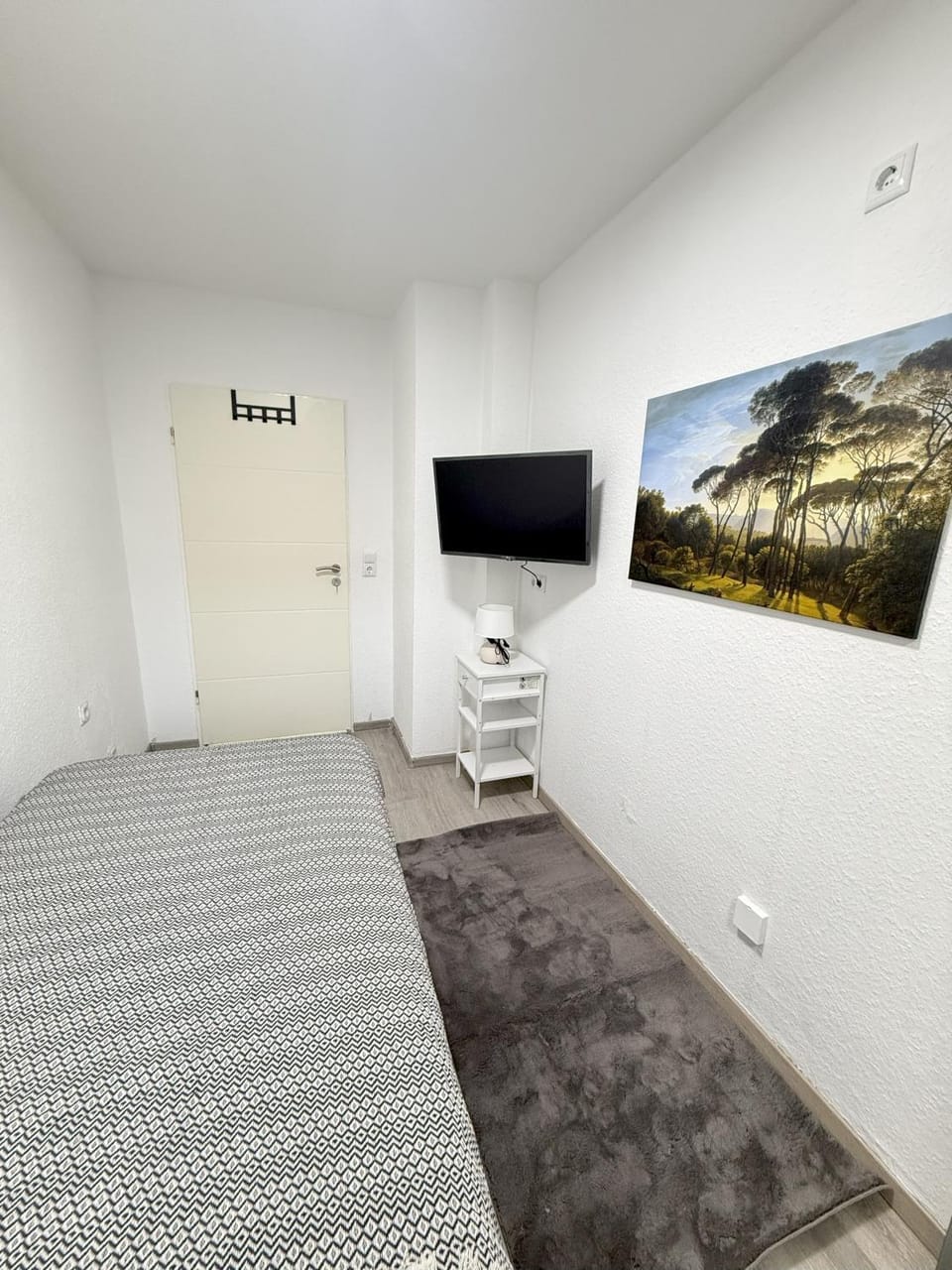 Bed, TV and multimedia, Photo of the whole room, Bedroom