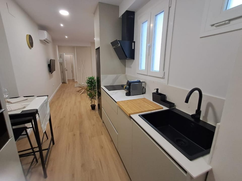 Kitchen or kitchenette, Dining area, stove