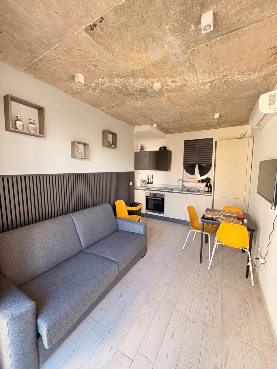 TV and multimedia, Kitchen or kitchenette, Living room, Seating area