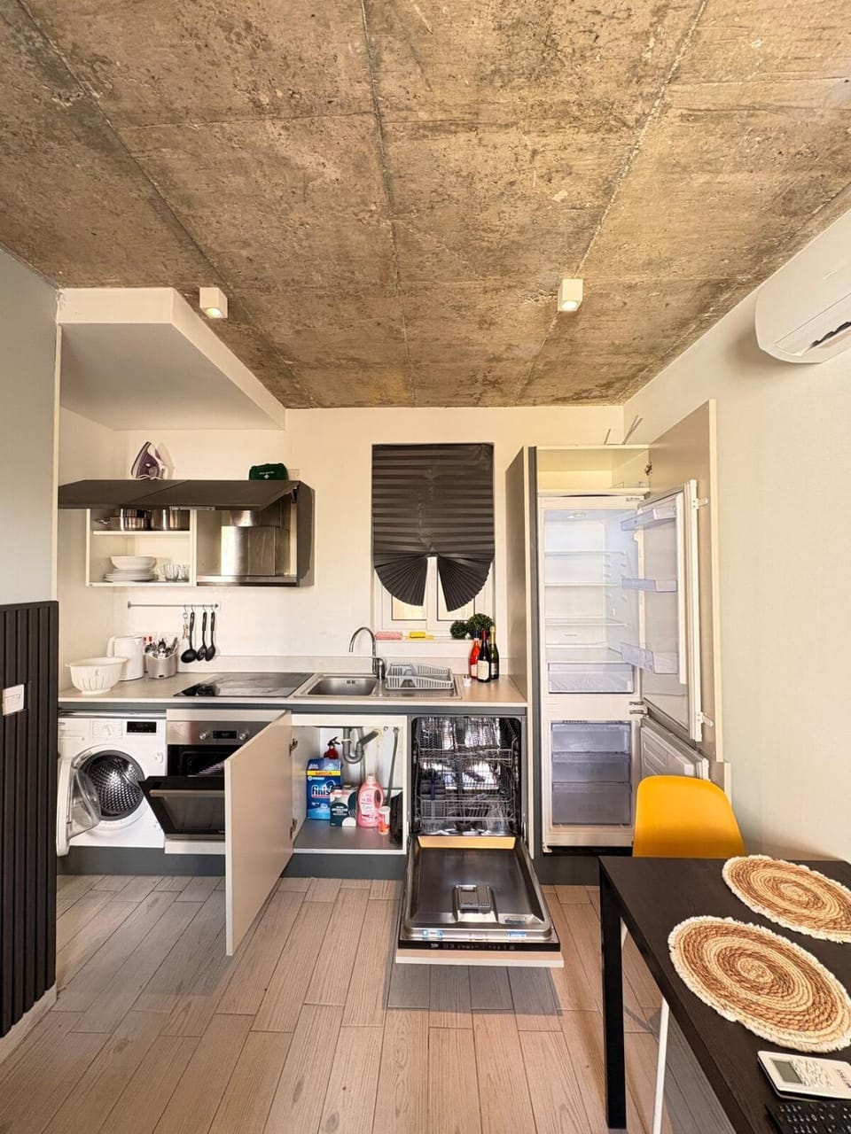 Kitchen or kitchenette, Dining area, dishwasher, oven, washing machine