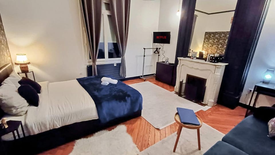 Communal lounge/ TV room, Bed, TV and multimedia, Living room, Photo of the whole room, Bedroom