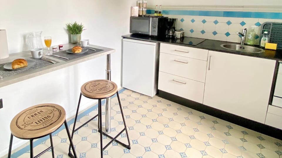 Coffee/tea facilities, Kitchen or kitchenette, Dining area, dishwasher, stove
