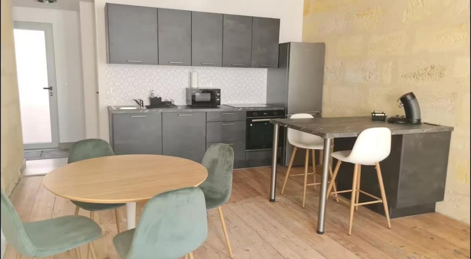 4- Hypercentre, FREE Parking, Clim, Wifi, Netflix Apartment in Fronsac
