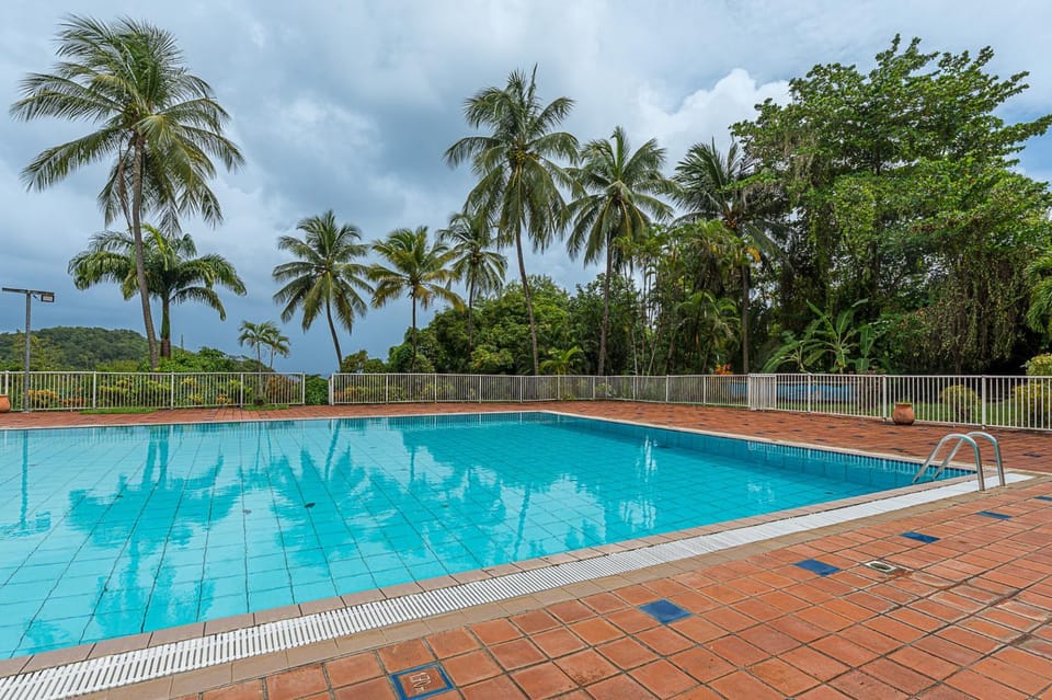 Day, Swimming pool