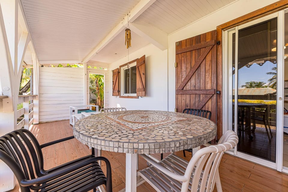 Patio, Day, Dining area