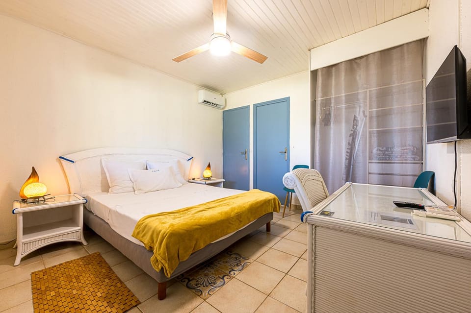 Bed, TV and multimedia, Photo of the whole room, Seating area, Bedroom, towels, air conditioner