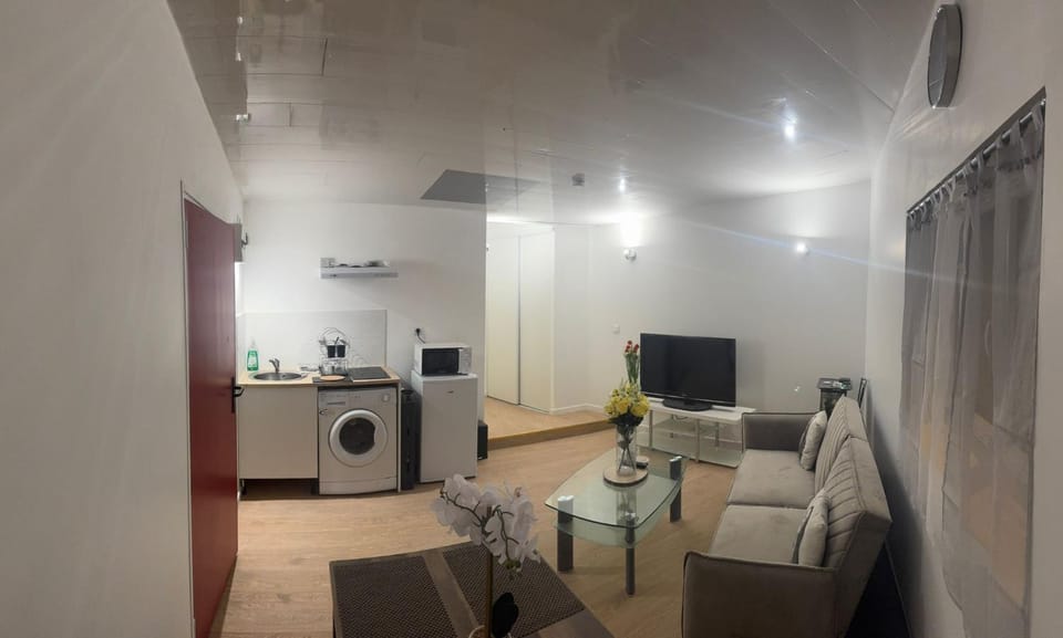 TV and multimedia, Kitchen or kitchenette, Living room, Seating area, Dining area