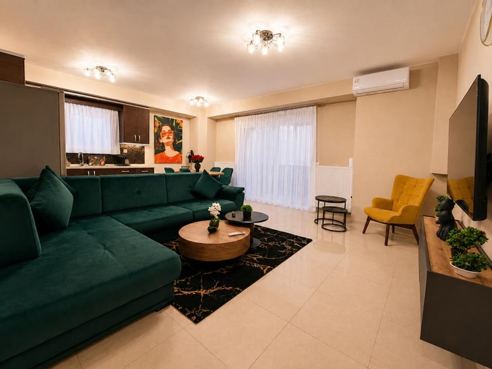 TV and multimedia, Kitchen or kitchenette, Living room, Seating area, Dining area, air conditioner