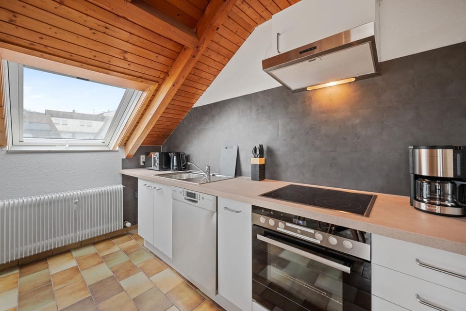Coffee/tea facilities, Kitchen or kitchenette, dishwasher, stove