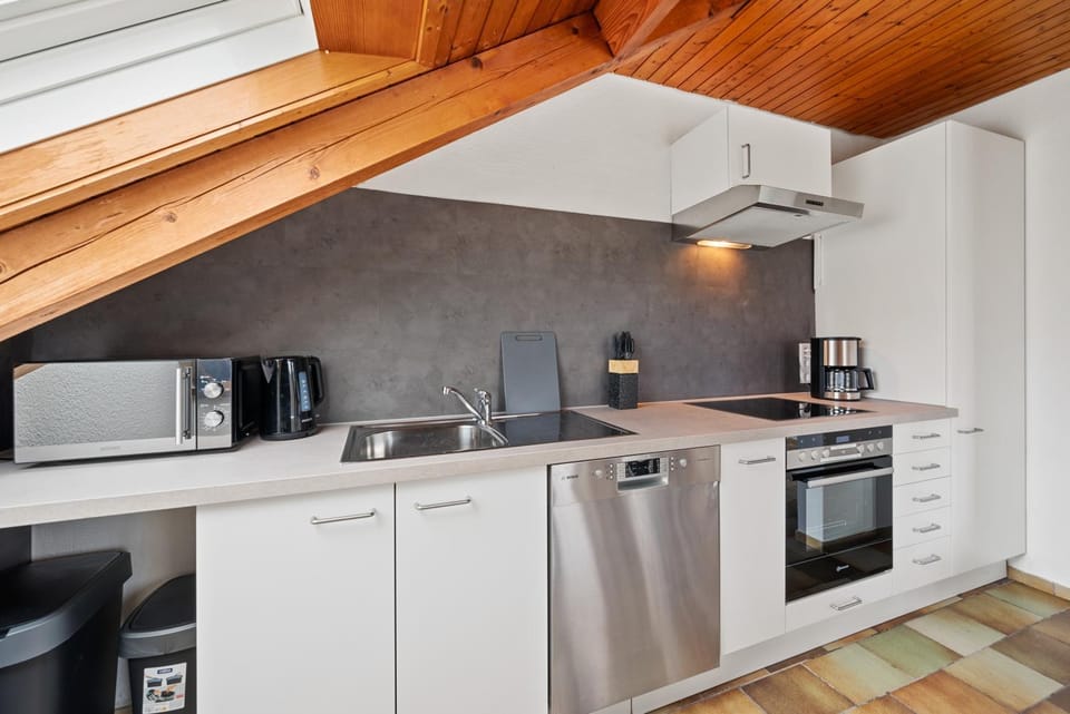 Coffee/tea facilities, Kitchen or kitchenette, dishwasher, oven, stove