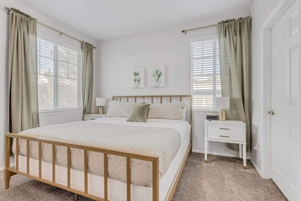 Ground Floor King Beds Pool Gym Near Hill AFB Apartment in Layton