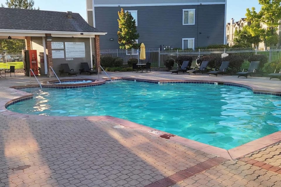 Ground Floor King Beds Pool Gym Near Hill AFB Apartment in Layton