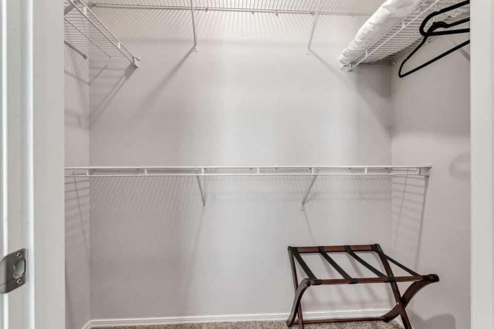 Ground Floor King Beds Pool Gym Near Hill AFB Apartment in Layton