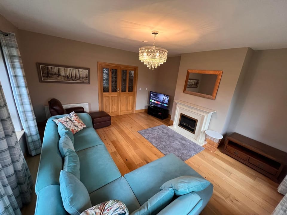 Communal lounge/ TV room, TV and multimedia, Living room, Seating area