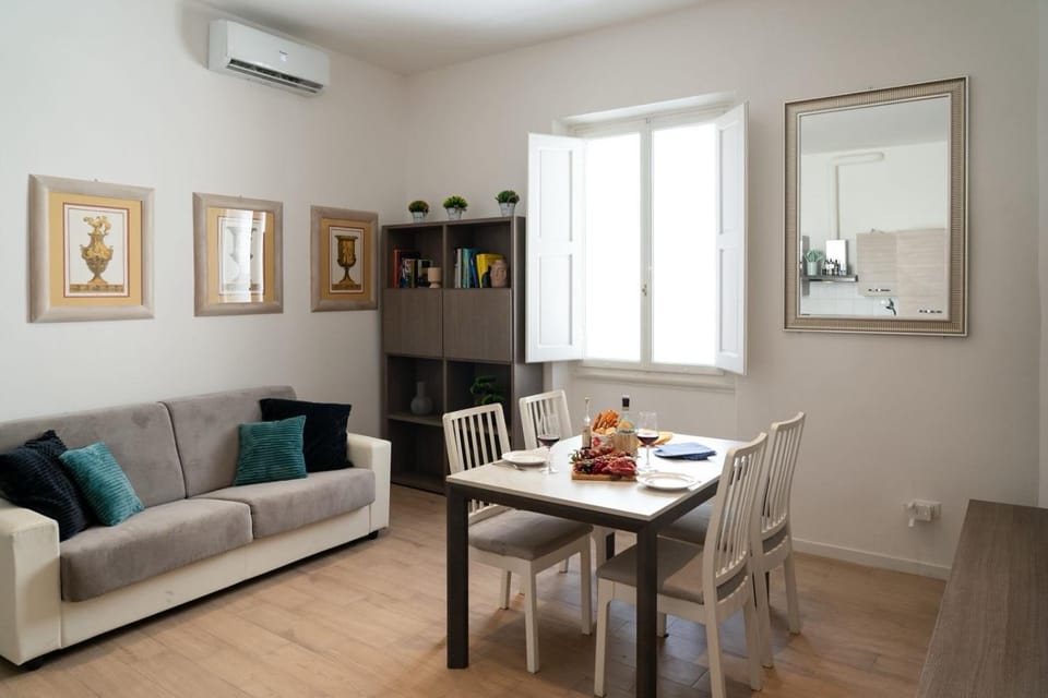 Suite Monique-5 Minuti Dalla Stazione Apartment in Florence