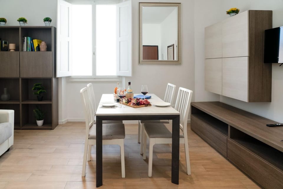 Suite Monique-5 Minuti Dalla Stazione Apartment in Florence