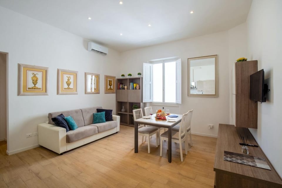 Suite Monique-5 Minuti Dalla Stazione Apartment in Florence