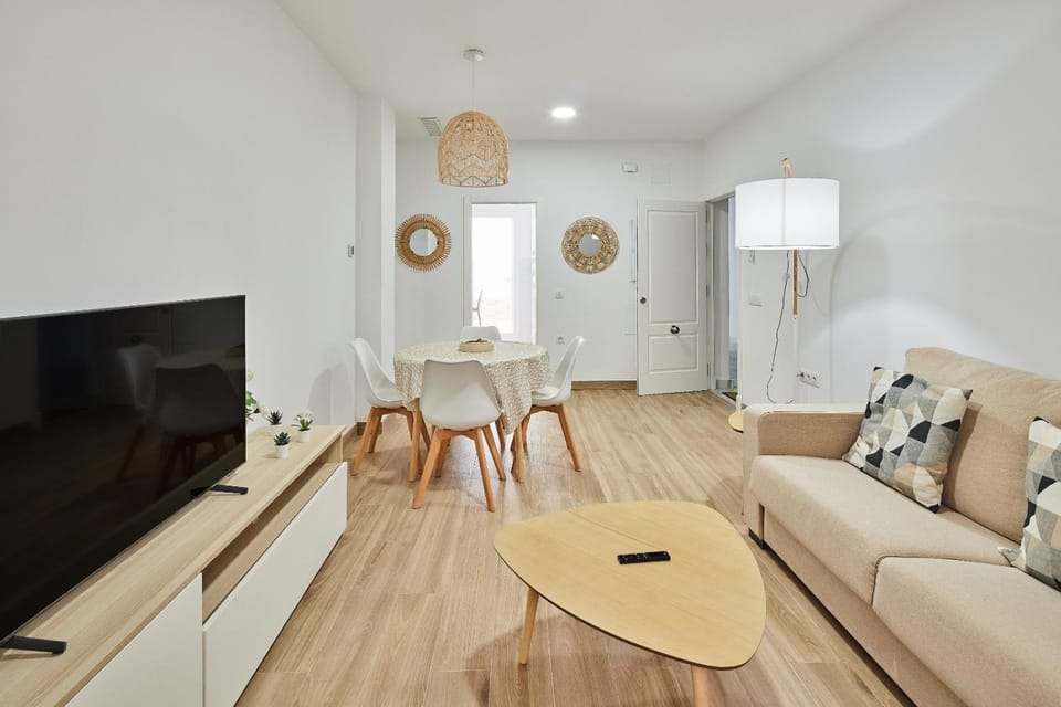 Communal lounge/ TV room, TV and multimedia, Living room, Seating area, Dining area