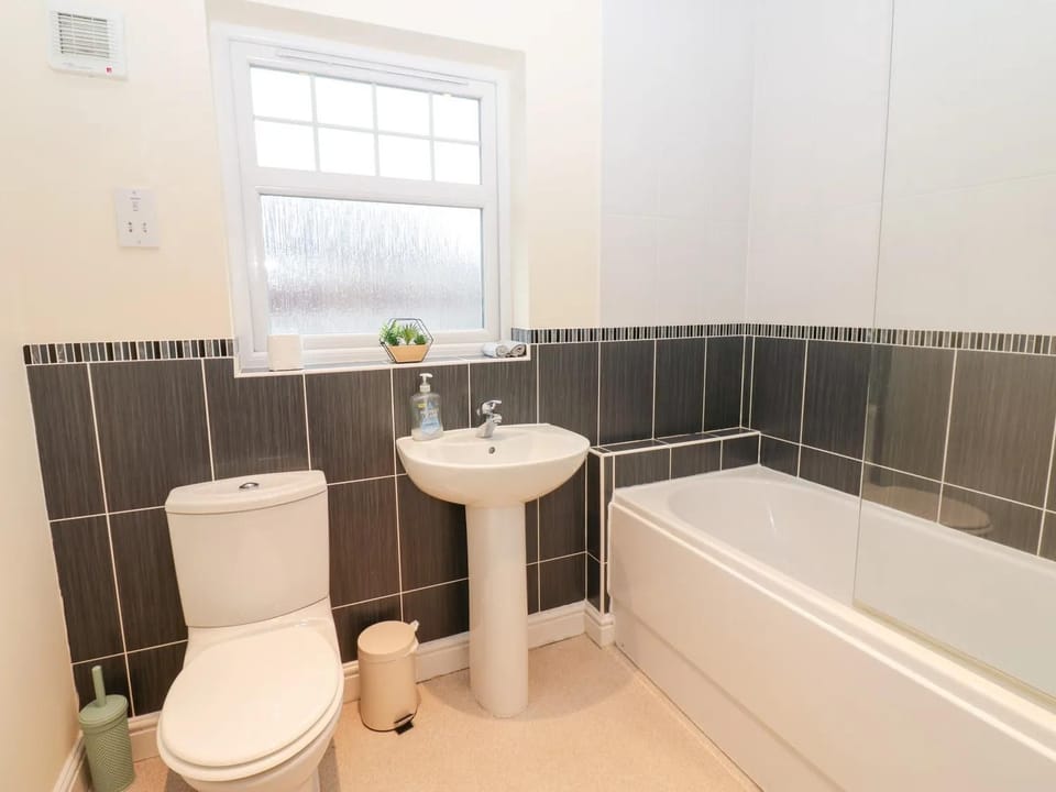 Linga House - 3 Bedrooms - Sleeps 5 Apartment in Copeland District