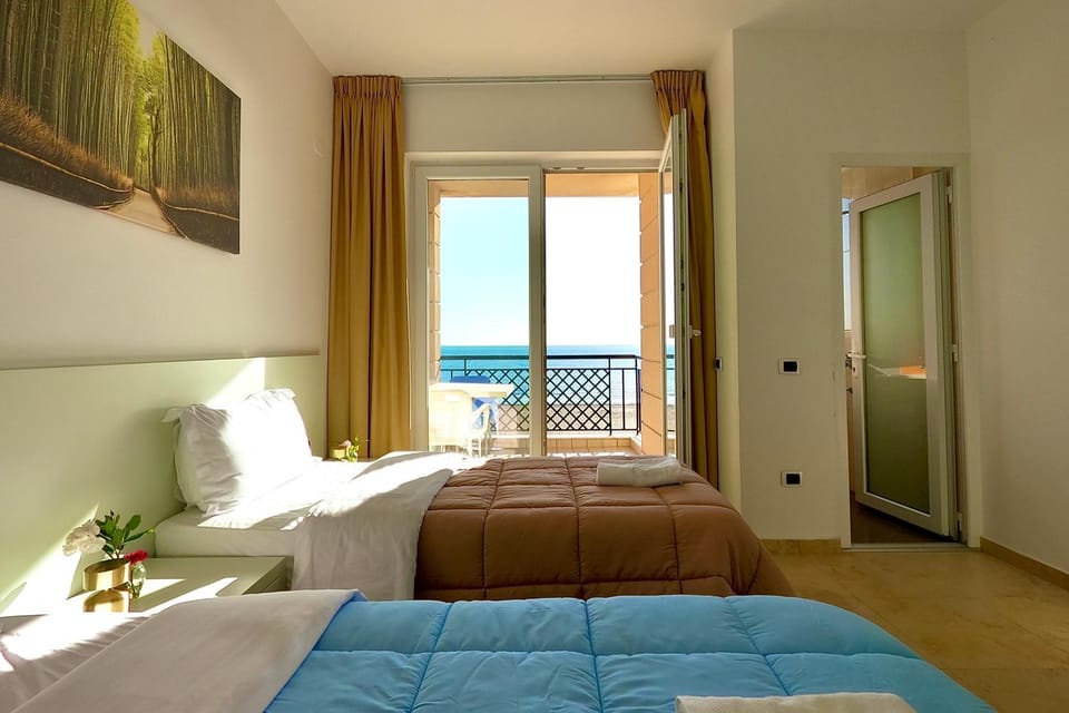 Bed, Natural landscape, View (from property/room), Balcony/Terrace, Photo of the whole room, Sea view