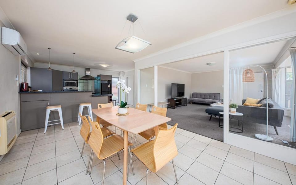 Spacious and Tranquil 4 Bed House Near UC House in Christchurch