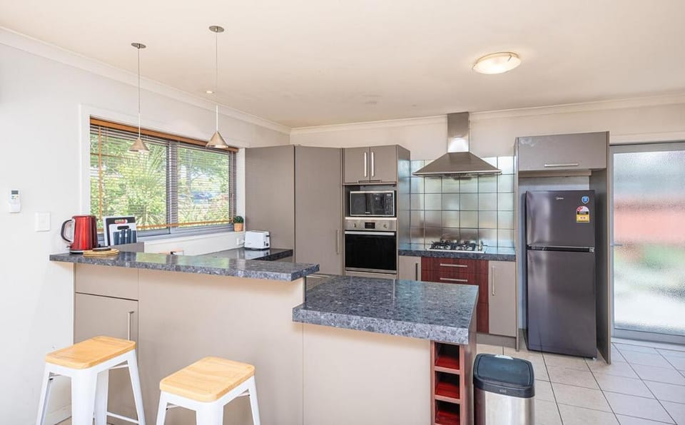 Spacious and Tranquil 4 Bed House Near UC House in Christchurch