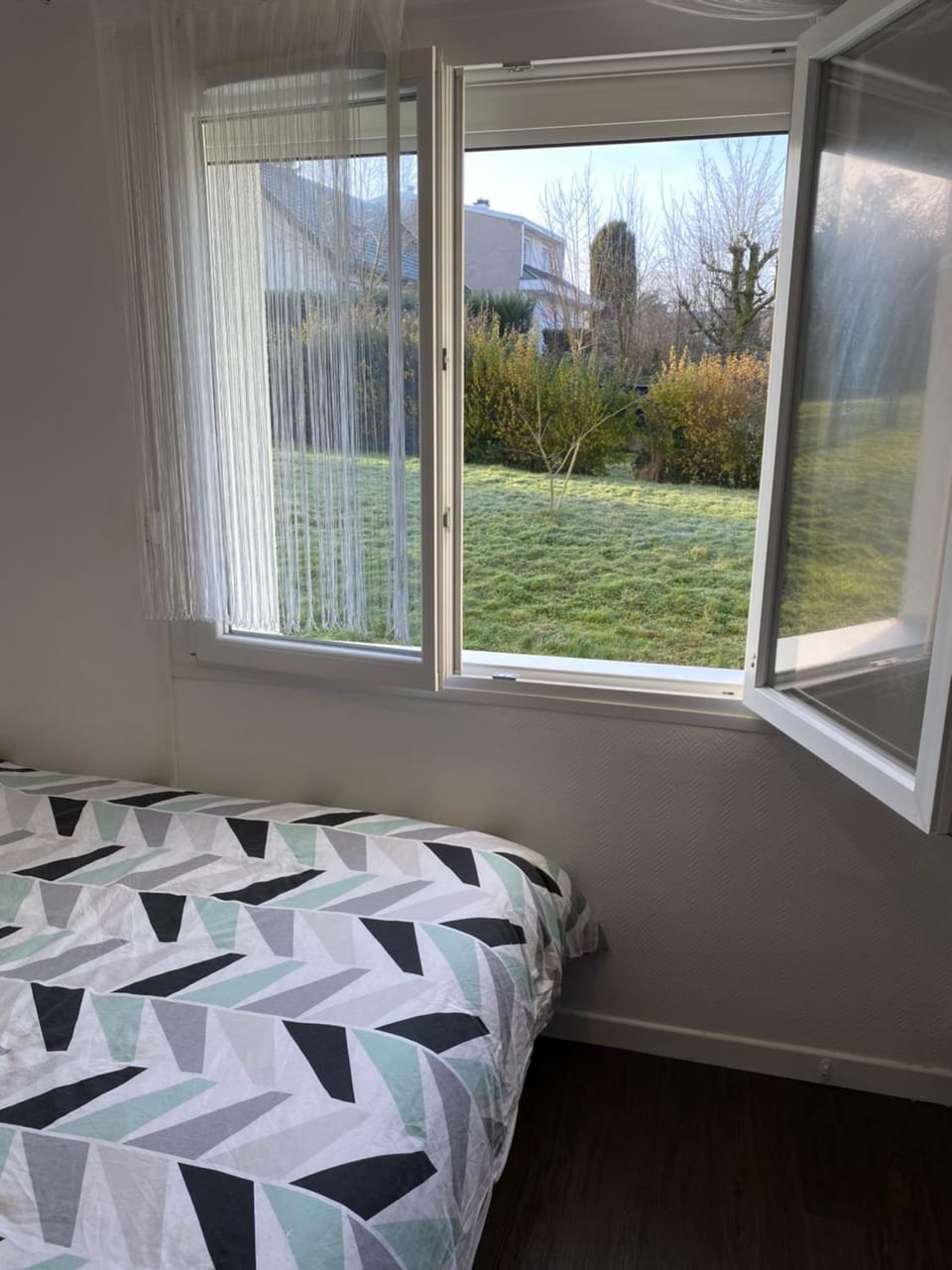 Property building, Bed, Garden, Photo of the whole room, Bedroom, Garden view