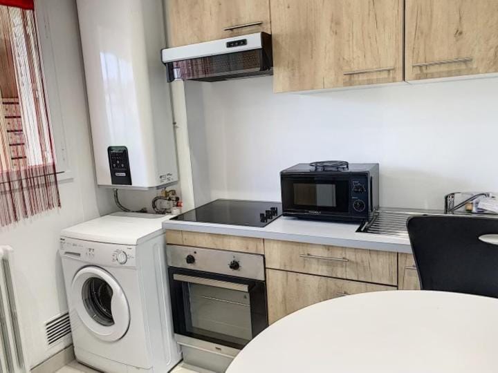 Coffee/tea facilities, Kitchen or kitchenette, oven, pet friendly, stove, washing machine
