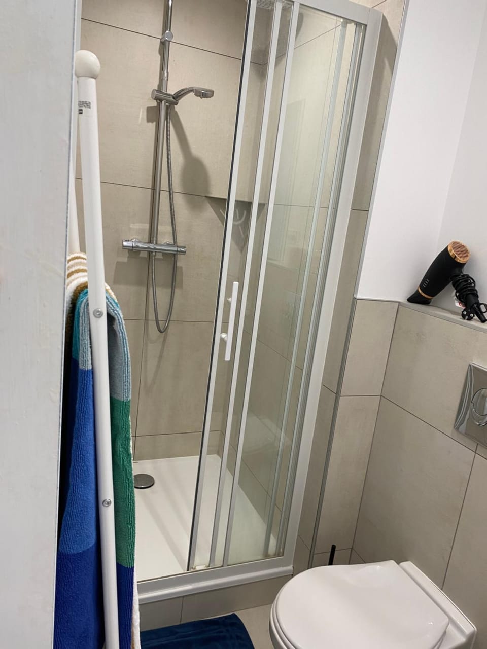 Shower, Toilet, Bathroom, towels