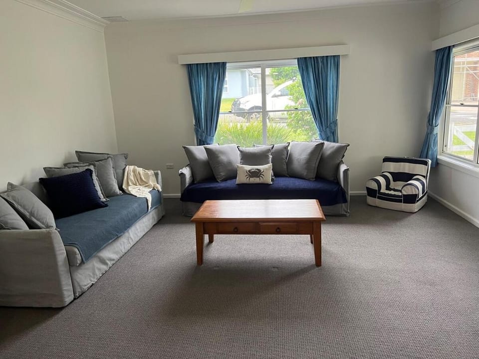 Mollymook- Walk to Beach, Surf, Golf Course & Club House in Mollymook