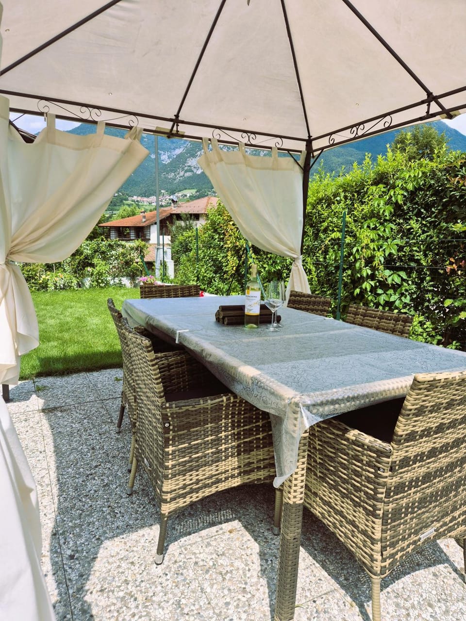 Patio, Spring, Day, Garden, Dining area, Garden view