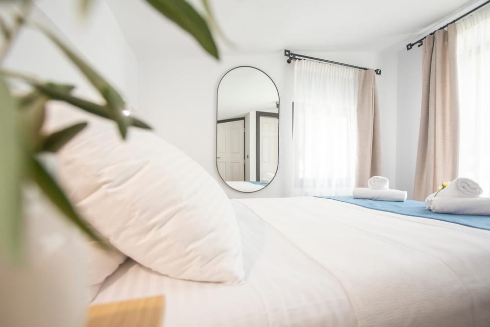 Bed, Bedroom, towels