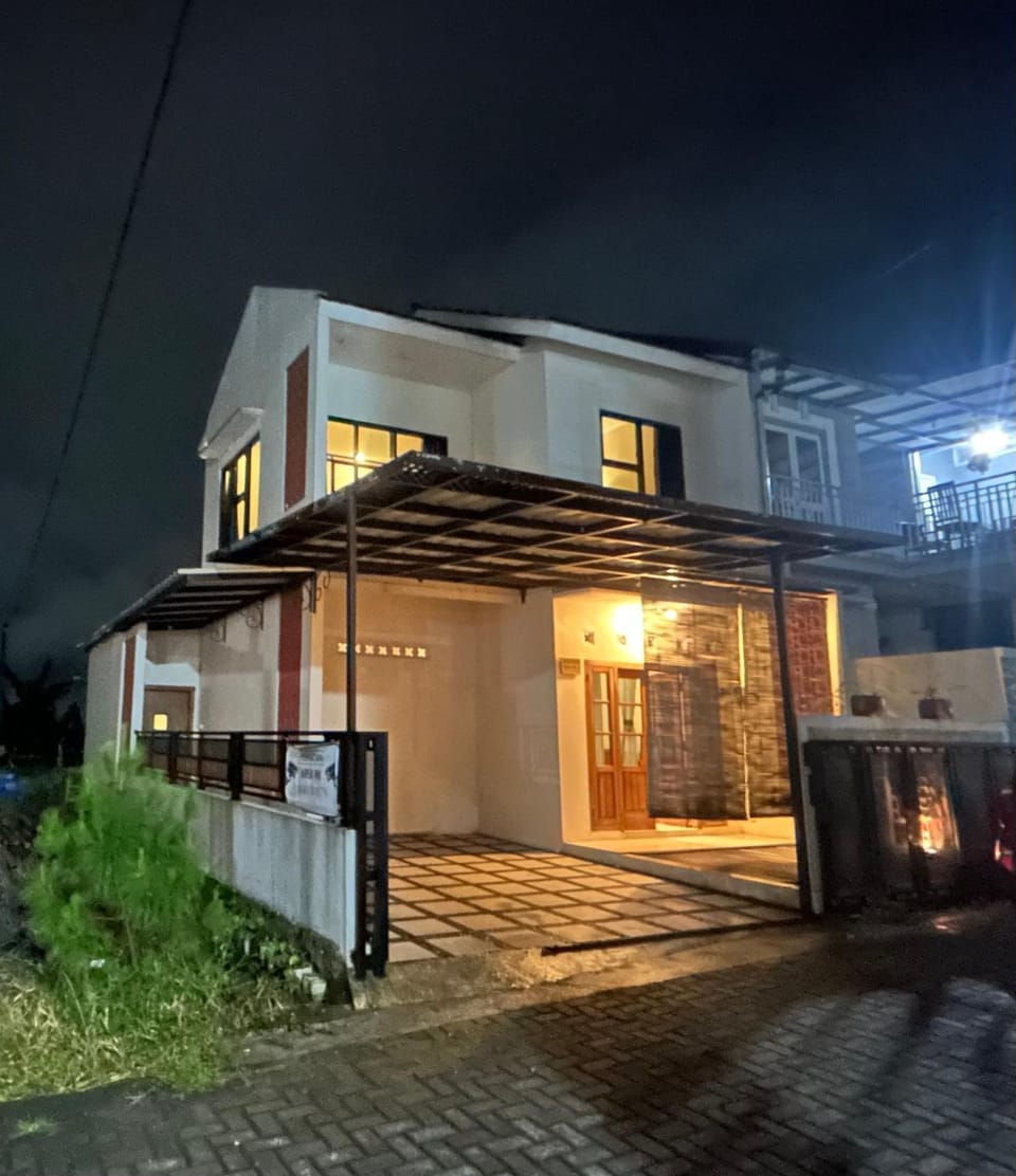 Griya Gayeng Family Homestay BDI 1 Villa in Indonesia